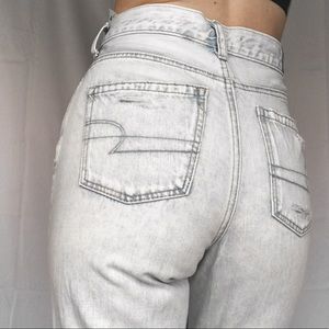 light wash american eagle mom jeans